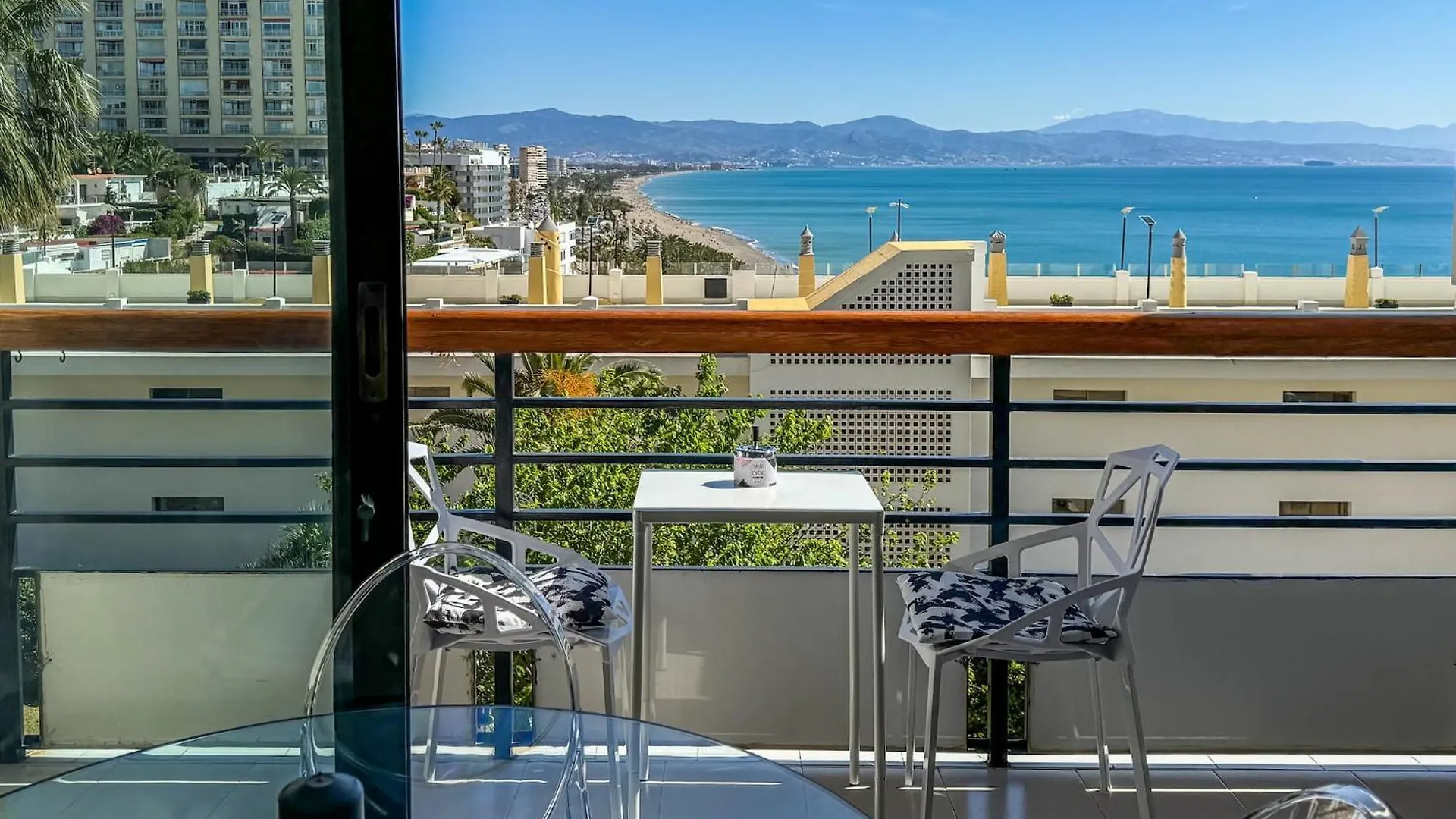 Sea-View Apartment With Balcony Τορρεμολίνος