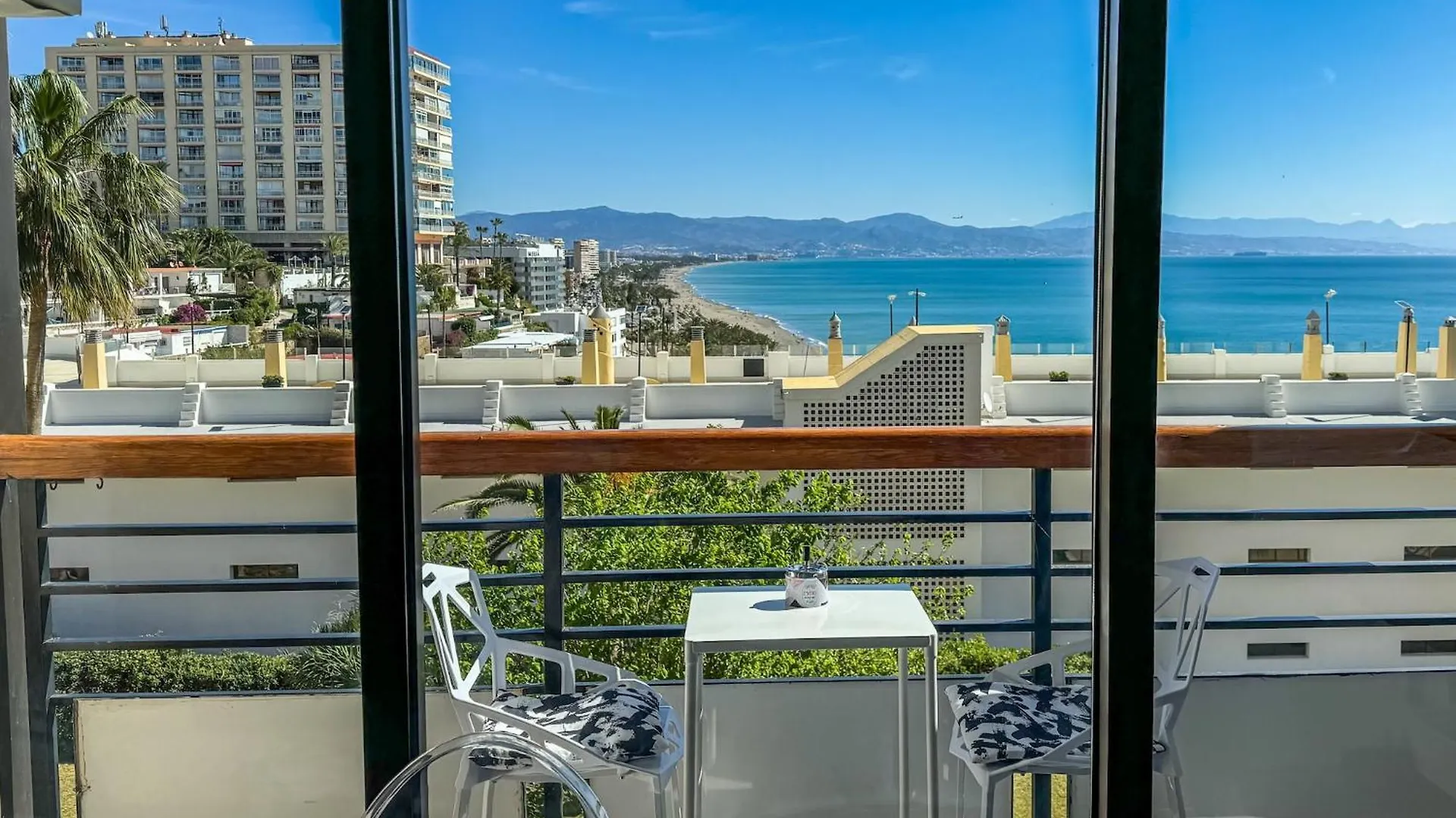 Sea-View Apartment With Balcony Τορρεμολίνος